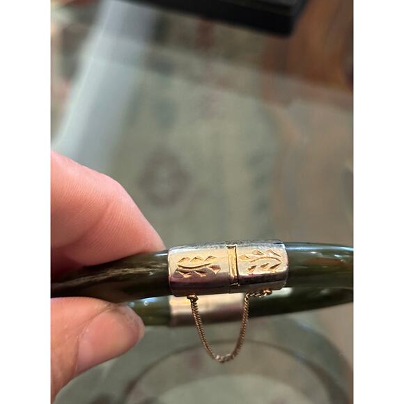 Vintage Chinese Asian Green Jade Hinged Safety Chain Gold Plated Bangle Bracelet - Picture 2 of 4